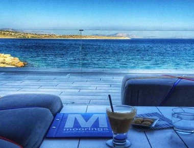 «Χαλαρά»: Θεσσαλονικείς έβαλαν καρέκλες στη μέση του δρόμου για να...απολαύσουν τον καφέ τους (φωτό)